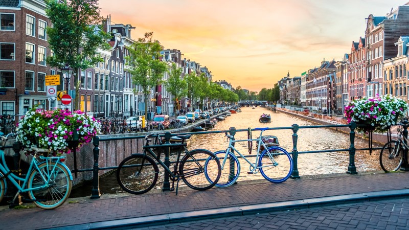 self storage for students in Amsterdam - bridge, canal and bicycles
